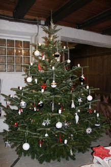 Weihnachtsbaumschmuck am Baum