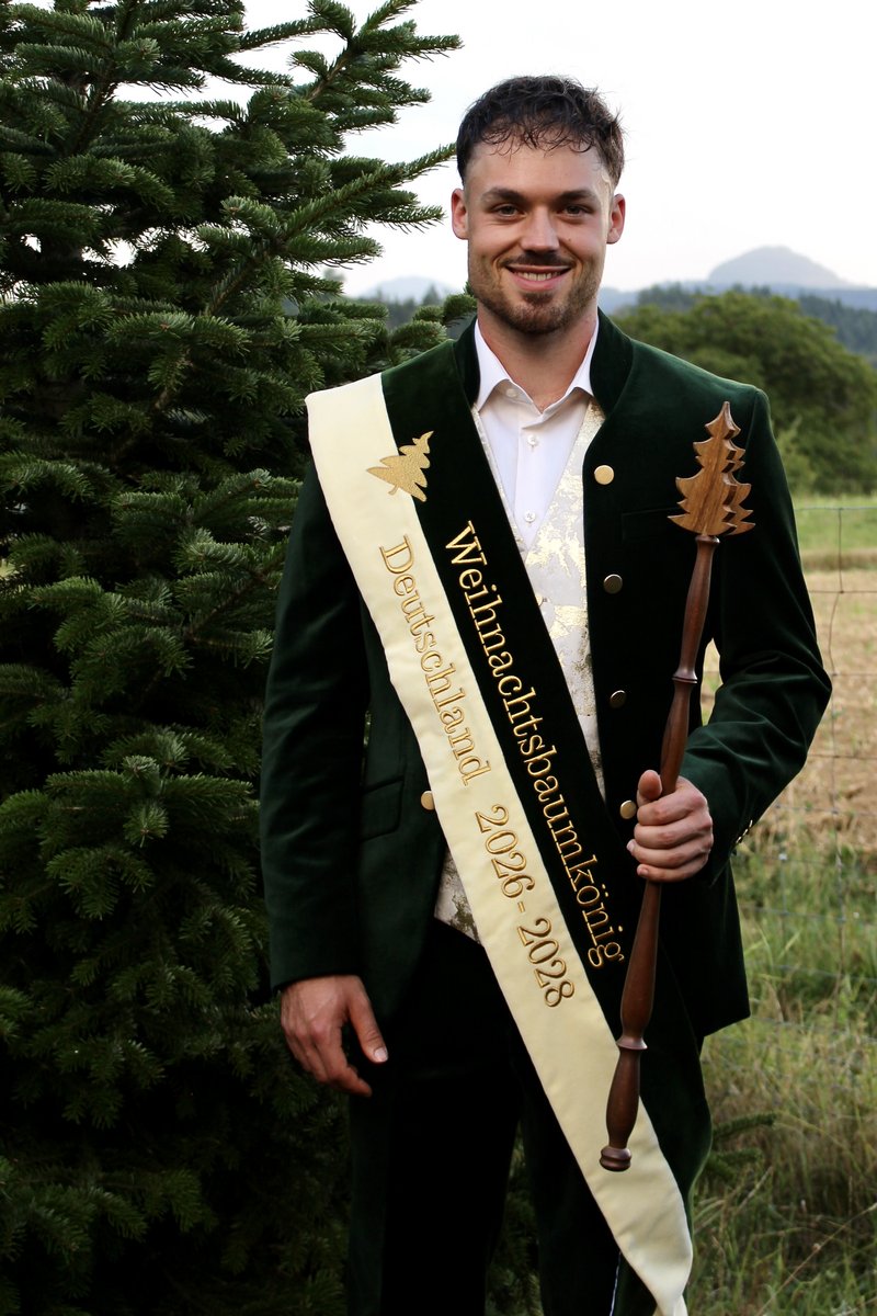 Laurenz Vincent von Adelberg - 1. Deutscher Weihnachtsbaumkönig Laurenz Vincent von Adelberg als 1. Deutscher Weihnachtsbaumkönig zwischen Weihnachtsbäumen im Schatten der Kaiserberge mit Hohenstaufen